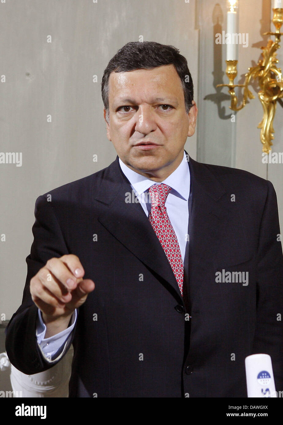 Der Präsident der EU-Kommissionspräsident Jose Manuel Barroso macht eine Aussage vor einem Treffen mit Bundeskanzlerin Angela Merkel im Gästehaus der Bundesregierung in Meseberg, Deutschland, 23. April 2007. Die Gespräche konzentrieren sich auf Fragen der transatlantischen Wirtschaftspartnerschaft. Foto: Bernd Settnik Stockfoto