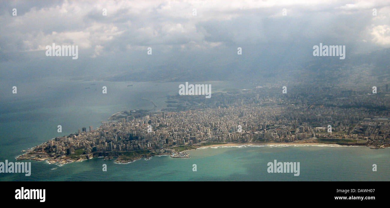 Das Foto zeigt eine Luftaufnahme von der Küstenabschnitt der libanesischen Hauptstadt Beirut, Libanon, 3. April 2007. Foto: Roland Holschneider Stockfoto