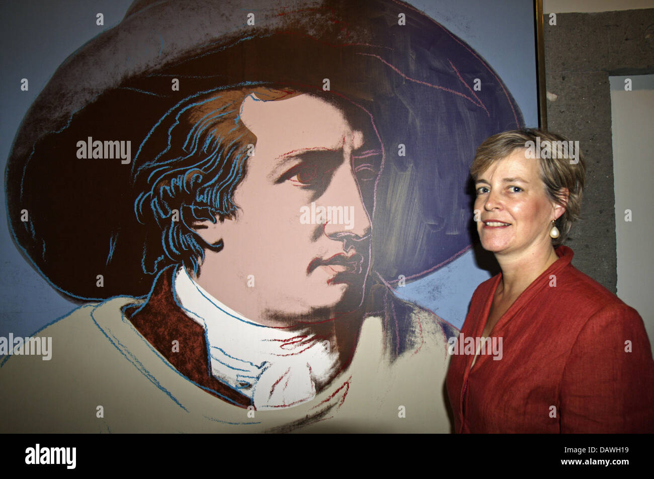 Der Direktor des Goethe-Museum "Casa di Goethe" in Rom, Ursula Bongaerts, vor dem Goethe gezeigt Gemälde von Andy Warhol ab 1982 im Museum in Rom, 20. April 2007. Als einziges deutsches Museum im Ausland war es am 30. Mai 1997 von ehemaligen Bundesinnenminister Kanther eingeweiht. Freuen Sie sich auf Dauer- und Sonderausstellungen auf Goethe, seinen Reisen nach Italien, seine Werke und die Stockfoto