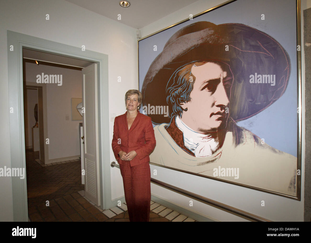 Der Direktor des Goethe-Museum "Casa di Goethe" in Rom, Ursula Bongaerts, vor dem Goethe gezeigt Gemälde von Andy Warhol ab 1982 im Museum in Rom, 20. April 2007. Als einziges deutsches Museum im Ausland war es am 30. Mai 1997 von ehemaligen Bundesinnenminister Kanther eingeweiht. Freuen Sie sich auf Dauer- und Sonderausstellungen auf Goethe, seinen Reisen nach Italien, seine Werke und die Stockfoto