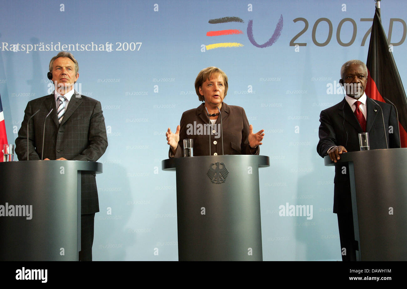 (L-R) Der britische Premierminister Tony Blair, Bundeskanzlerin Angela Merkel und der der Vorsitzende des neu gegründeten "Africa Progress Panel" und ehemaliger UN-Generalsekretär, Kofi Annan, während ihrer gemeinsamen Pressekonferenz im Bundeskanzleramt in Berlin, Deutschland, 24. April 2007 gezeigt. Im Fokus der Gespräche waren europäische Themen und der Developmennt Afrikas. Foto: Rainer Jensen Stockfoto