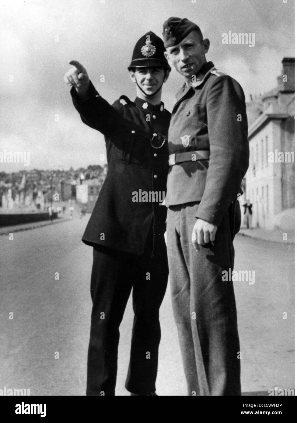 Ereignisse, Zweiter Weltkrieg, Kanalinseln, Guernsey, Polizist, der einen deutschen Soldaten leitet, Großbritannien, England, Insel, 20. Jahrhundert, historisch, historisch, NCO, Uniform, Uniformen, Wehrmacht, Luftwaffe, Britisch, Zeigen, Menschen, 1940er Jahre, Zusatzrechte-Clearences-nicht verfügbar Stockfoto