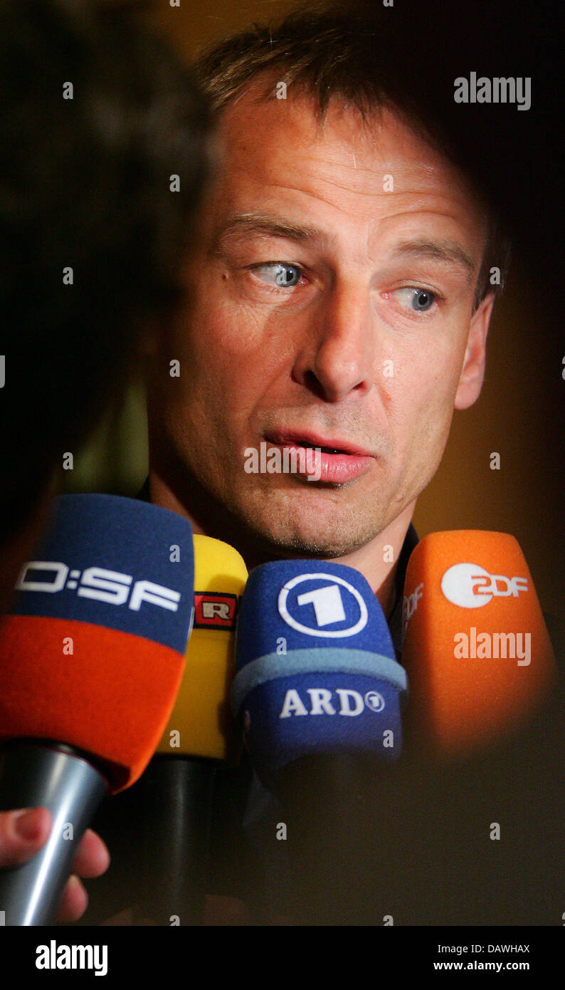 Dpa-Datei) - der ehemalige Trainer der deutschen Fußball-Nationalmannschaft,  Juergen Klinsmann, im Gespräch mit Journalisten in Florenz, Italien, 28.  Februar 2006. Klinsmann wird als TV-Kommentator ein Jahr nach der Ausreise  nach Deutschland zurückkehren.