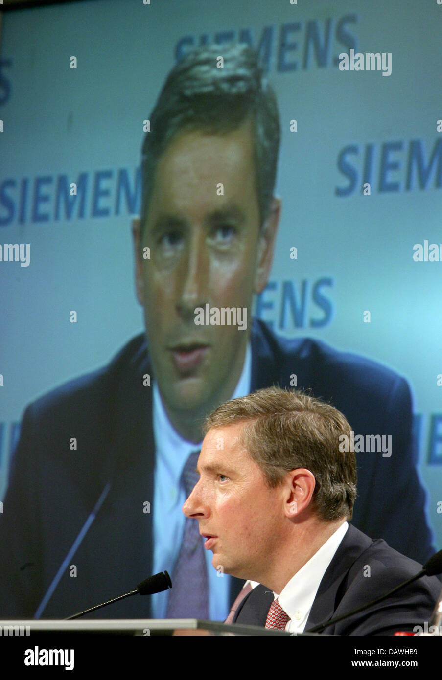 Siemens-Chef Klaus Kleinfeld spricht während des Unternehmens mid-Silvester-Pressekonferenz in München, 26. April 2007. Kleinfeld verlässt Siemens auf der Höhe seiner Krise. Er soll gehen, als sein Vertrag am 30. September 2007 ausläuft. Entscheidungen über einen möglichen Nachfolger wurden noch nicht vorgenommen. In Bezug auf Geschäft Kleinfeld brachte gute Ergebnisse. Gewinn um 36 % gestiegen Stockfoto