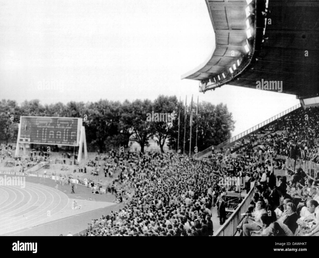 (Dpa-Datei) Blick auf den Ständen während der Leichtathletik-Weltmeisterschaft 1977 im Rhein-Stadion Düsseldorf, Deutschland, 2. September 1977 geöffnet wird. Stockfoto