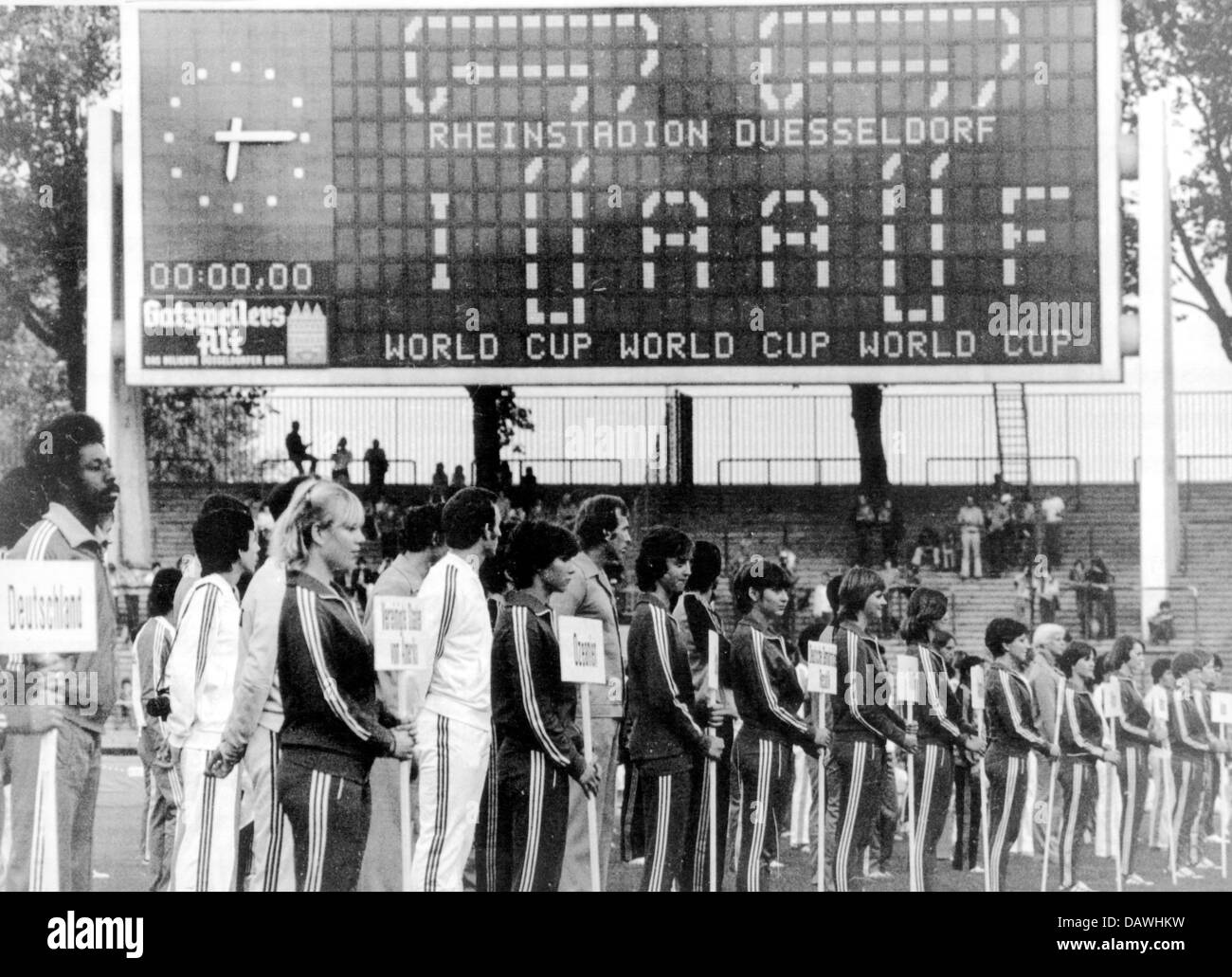 (Dpa-Datei) Sportler stehen während der Eröffnung der Leichtathletik-Weltmeisterschaft 1977 im Rhein-Stadion Düsseldorf, Deutschland, 2. September 1977 stolz. Stockfoto