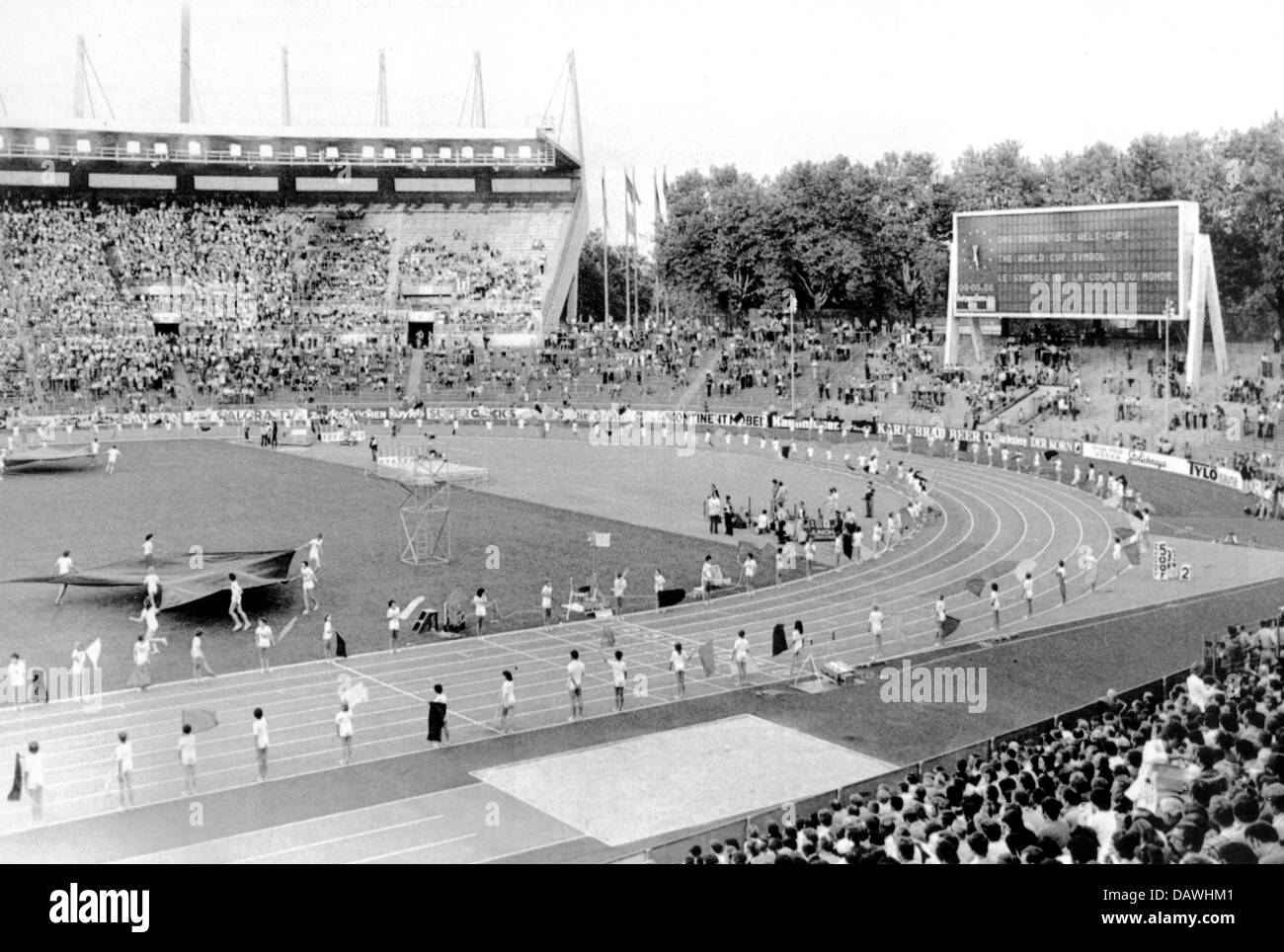 (Dpa-Datei) Blick in das Stadion während der Eröffnung der Leichtathletik-Weltmeisterschaft 1977 im Rhein-Stadion Düsseldorf, Deutschland, 2. September 1977. Stockfoto