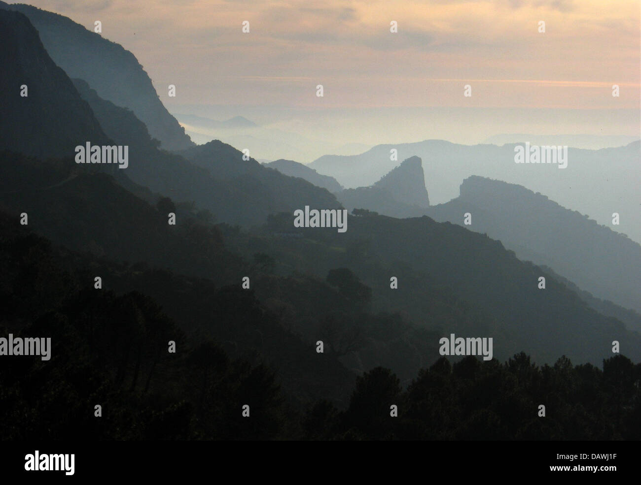 (Dpa-Datei) - Berge der Sierra de Grazalema in der Natur park "Parque Natural De La Sierra de Grazalema" im Licht der untergehenden Sonne, Spanien, 12. Januar 2007 gezeigt. Foto: Rolf Haid Stockfoto