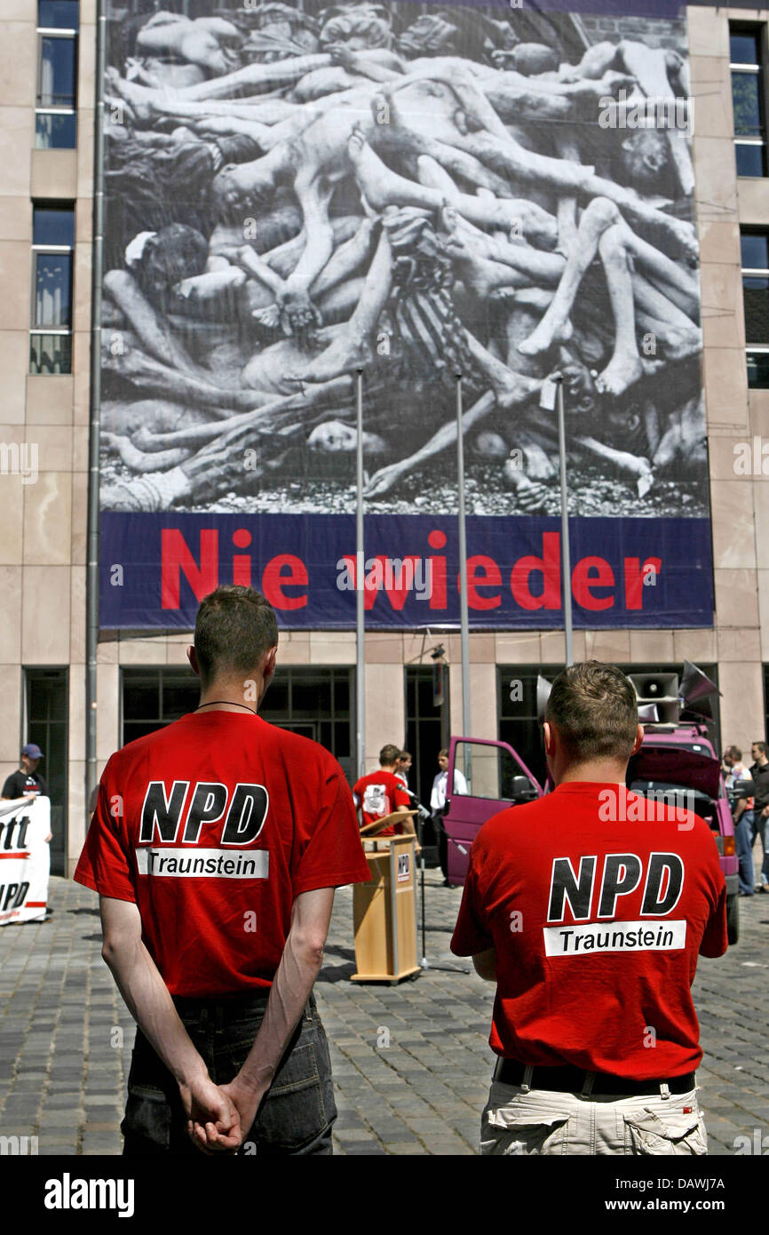 Zwei männliche rechter Extremisten mit T-shirts "NPD Traunstein" Blick auf einem übergroßen Poster zeigt Leichen von Nazi-KZ-Opfer und lesen "Nie Wieder" (lit.: "Nie wieder") in Nürnberg, Dienstag, 1. Mai 2007. 5.000 Personen nahmen an einer Kundgebung gegen den NPD-Marsch, unter dem Motto "Nürnberg ist Bunt" (lit.: "Nürnberg ist bunt"). Foto: Daniel Ka Stockfoto