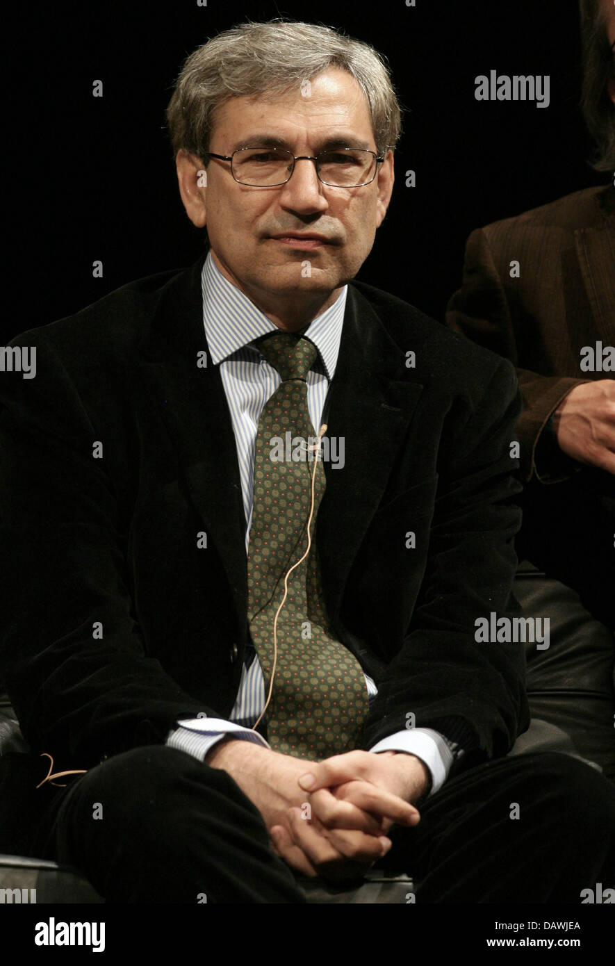 Orhan Pamuk bei einer Lesung