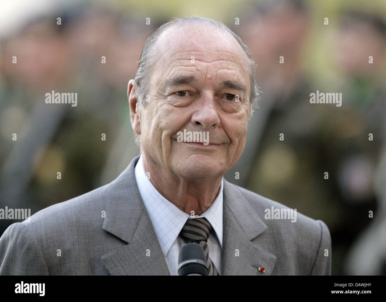 Abschied der französische Präsident Jacques Chirac lächelt vor dem Kanzleramt in Berlin, 3. Mai 2007. Chirac bezahlt seinen Abschied nach Berlin zu besuchen. Foto: Peer Grimm Stockfoto