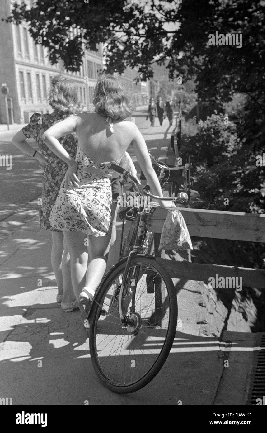 Menschen, Frauen, 1940er Jahre, Mädchen in Sommerkleidern, Juli 1941, Zusatzrechte-Clearences-nicht verfügbar Stockfoto