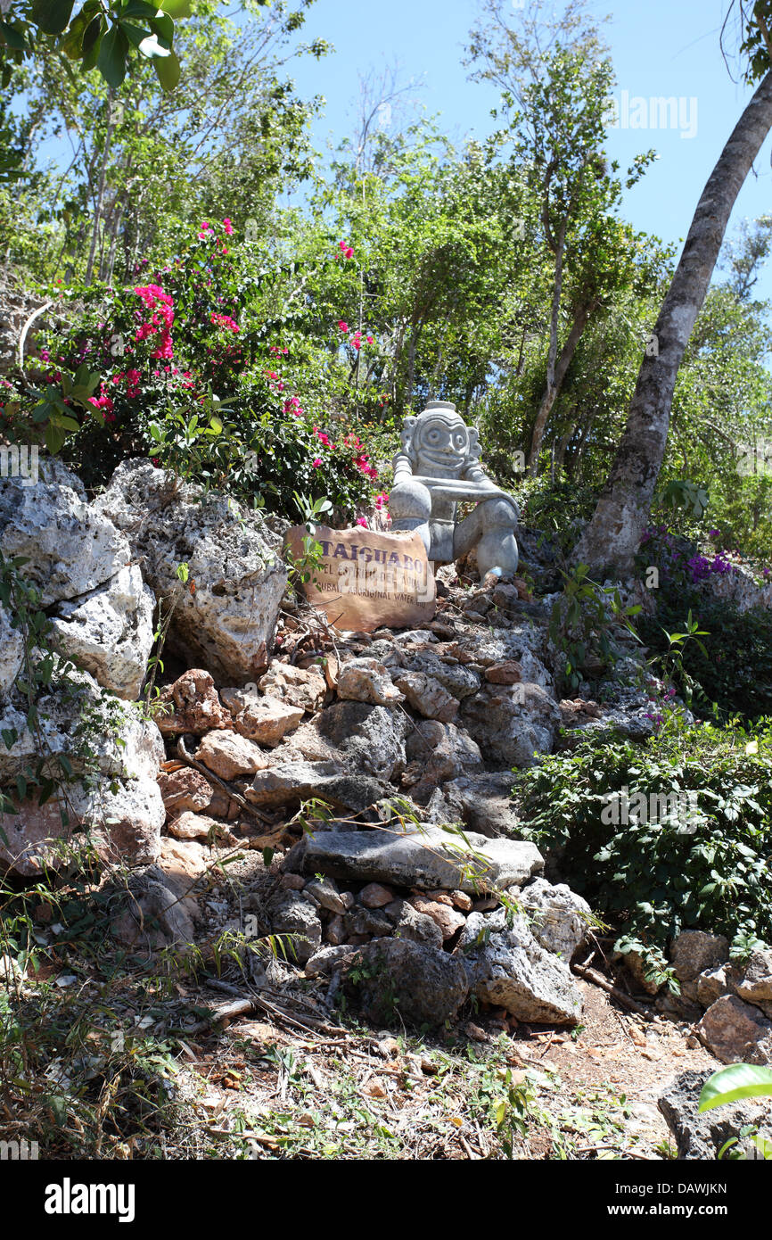 Garten mit der Statue des Taiguabo der kubanischen Ureinwohner Wasser Gott, Paradisus Hotel de Oro, Guardalavaca, Kuba Stockfoto