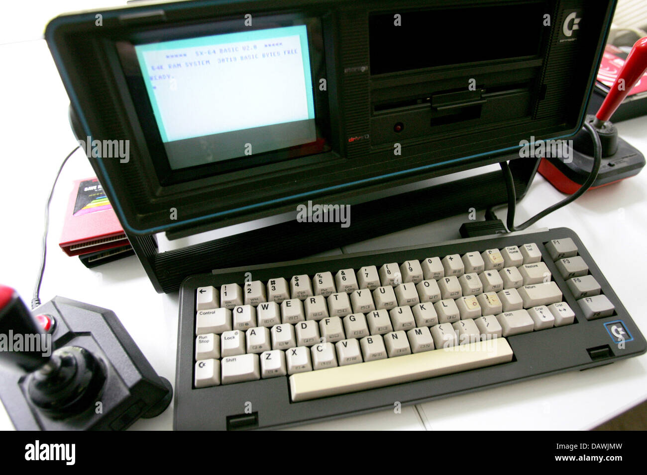 Ein Commodore SX-64 abgebildet auf einer Pressekonferenz in München, Deutschland, 24. April 2007. Der SX-64 erbaut zwischen 1983 und 1986 wurde der erste tragbare Computer, der einen Farbbildschirm 5' enthalten. Leider es keinen Akku enthalten. Foto: Lukas Barth Stockfoto