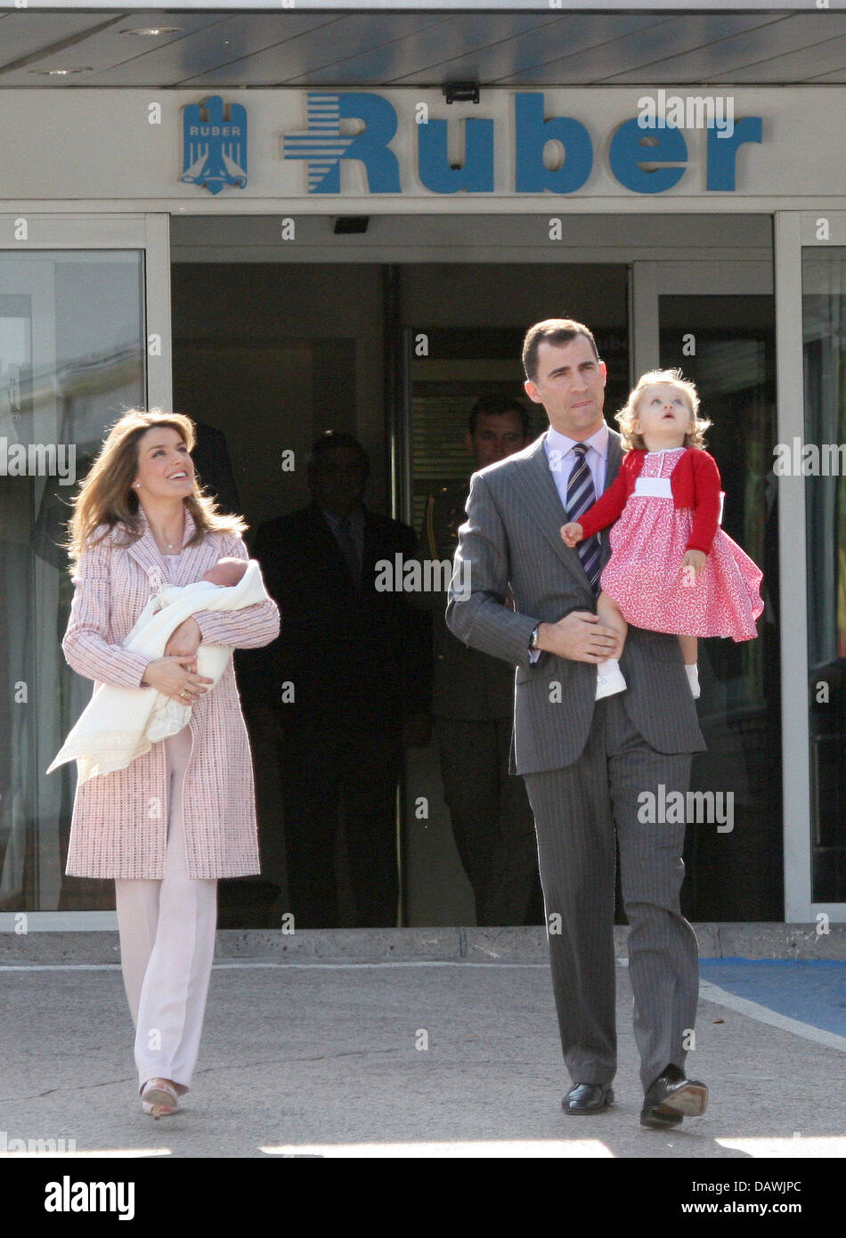 Prinzessin Letizia von Spanien (L) verlässt das Privatkrankenhaus "Ruber Internacional" mit ihrer neugeborenen Tochter Prinzessin Sofia, ihrem Mann Kronprinz Felipe von Spanien (2-R) und Prinzessin Leonor in Madrid, Spanien, 4. Mai 2007. Spaniens Prinzessin Letizia gebar zweites Kind des Paares am Sonntag. Prinzessin Letizia und Prinz Felipe heiratete im Jahr 2004. Ihr erstes Kind Leonor, auch ein d Stockfoto