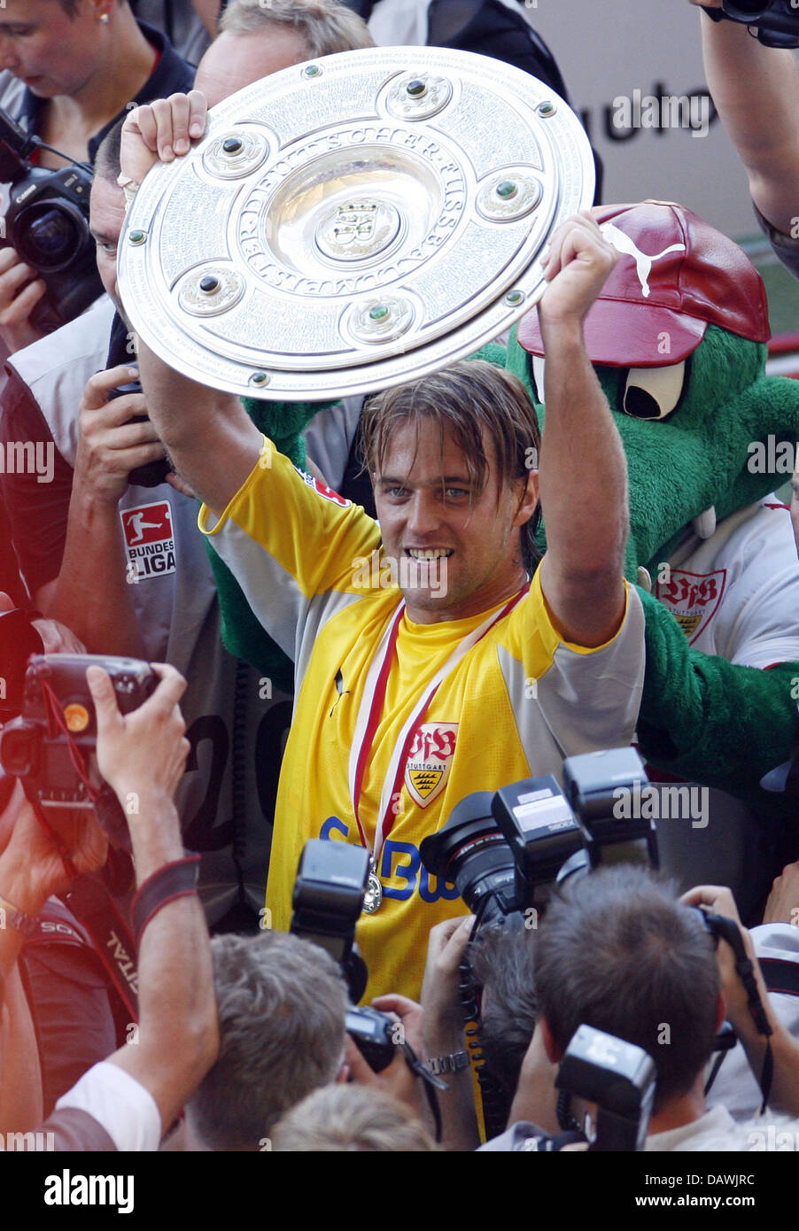 VfB Stuttgart Torwart Timo Hildebrand hält die Meisterschaft-Schild nach dem 2: 1-Sieg über Energie Cottbus im Gottlieb-Daimler-Stadion in Stuttgart, Deutschland, 19. Mai 2007. Stuttgart ist Deutschlands neuer Fußball-Weltmeister. Foto: Uli Deck (Achtung: Zeitraum blockieren! Die DFL ermöglicht der weitere Nutzung der Bilder in IPTV, mobile Dienste und anderen neuen Technologien keine ea Stockfoto