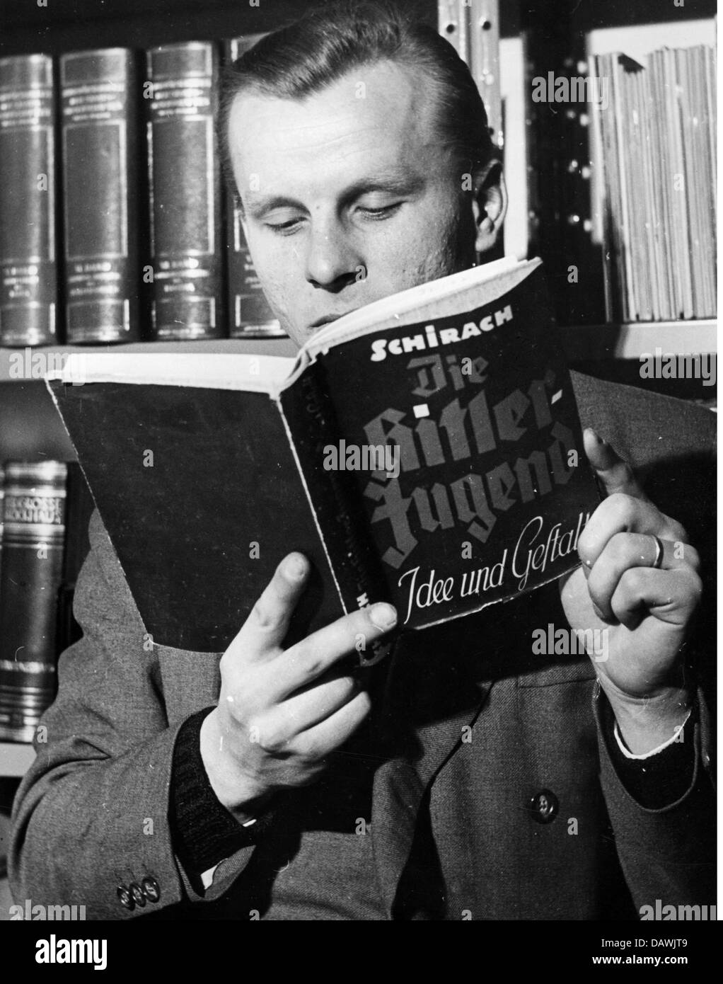 Wissenschaft, Geschichte, Institut für Zeitgeschichte, München, Deutschland, Mitarbeiter-Lesebuch von Baldur von Schirach, 'die Hitlerjugend', um 1950, Zusatz-Rechte-Clearenzen-nicht vorhanden Stockfoto