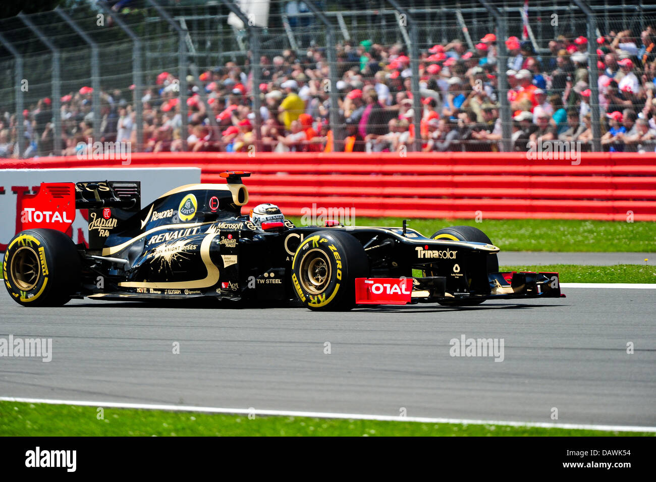 Kimi Räikkönen, Lotus F1, nähert sich Dorf Ecke während der 2012 British Grand Prix in Silverstone Stockfoto
