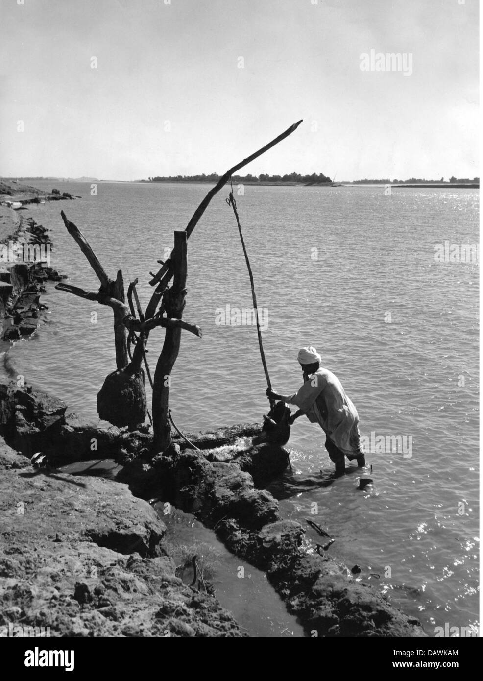 Geographie Reisen Agypten Landwirtschaft Manner Die Wasser Aus Dem Nil Zur Bewasserung Der Felder Ablassen Ca 1950er Jahre Additional Rights Clearences Not Available Stockfotografie Alamy