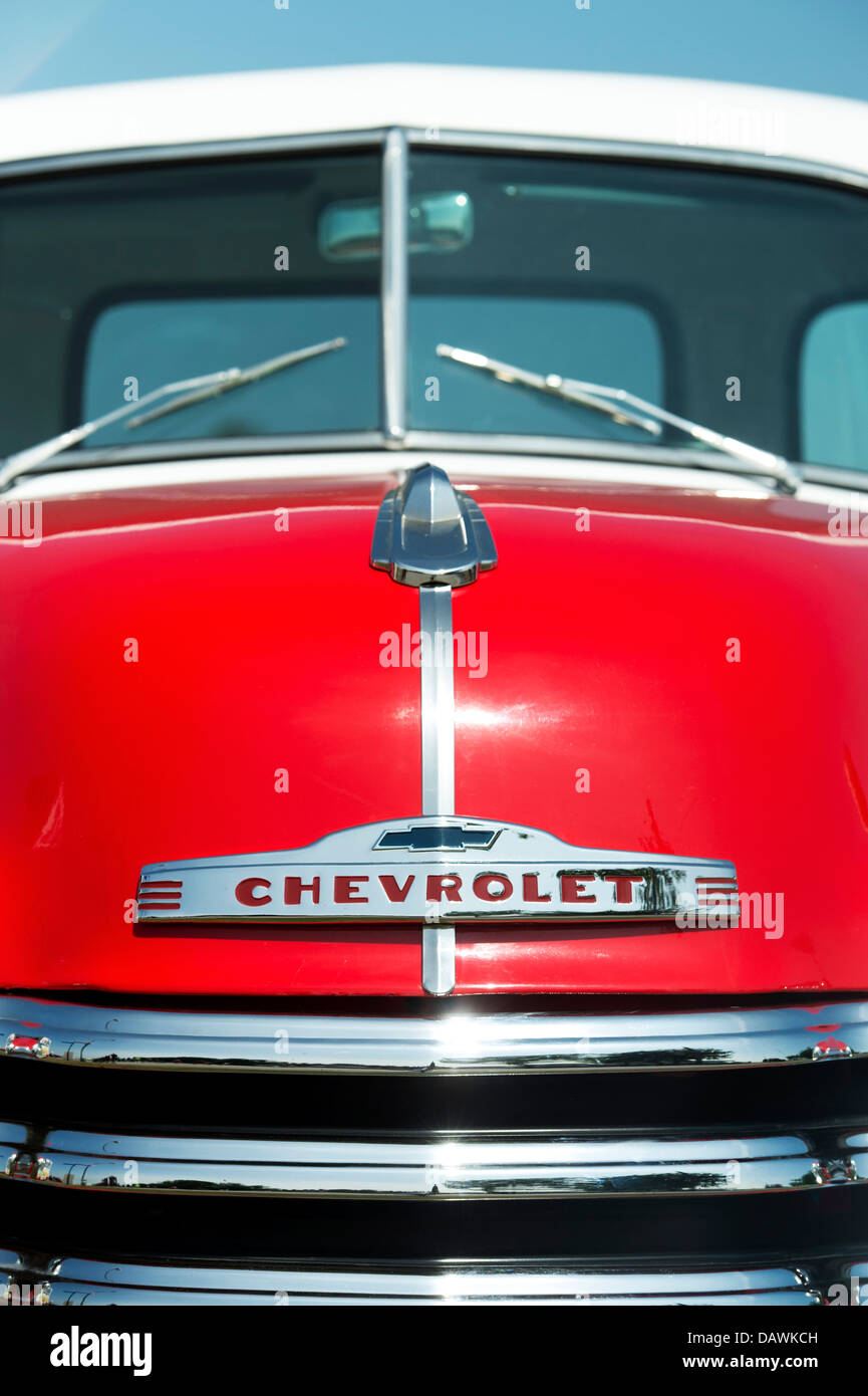 1950er Jahre rote und weiße Chevrolet 3100 Pickup. Front-End-abstrakt Stockfoto