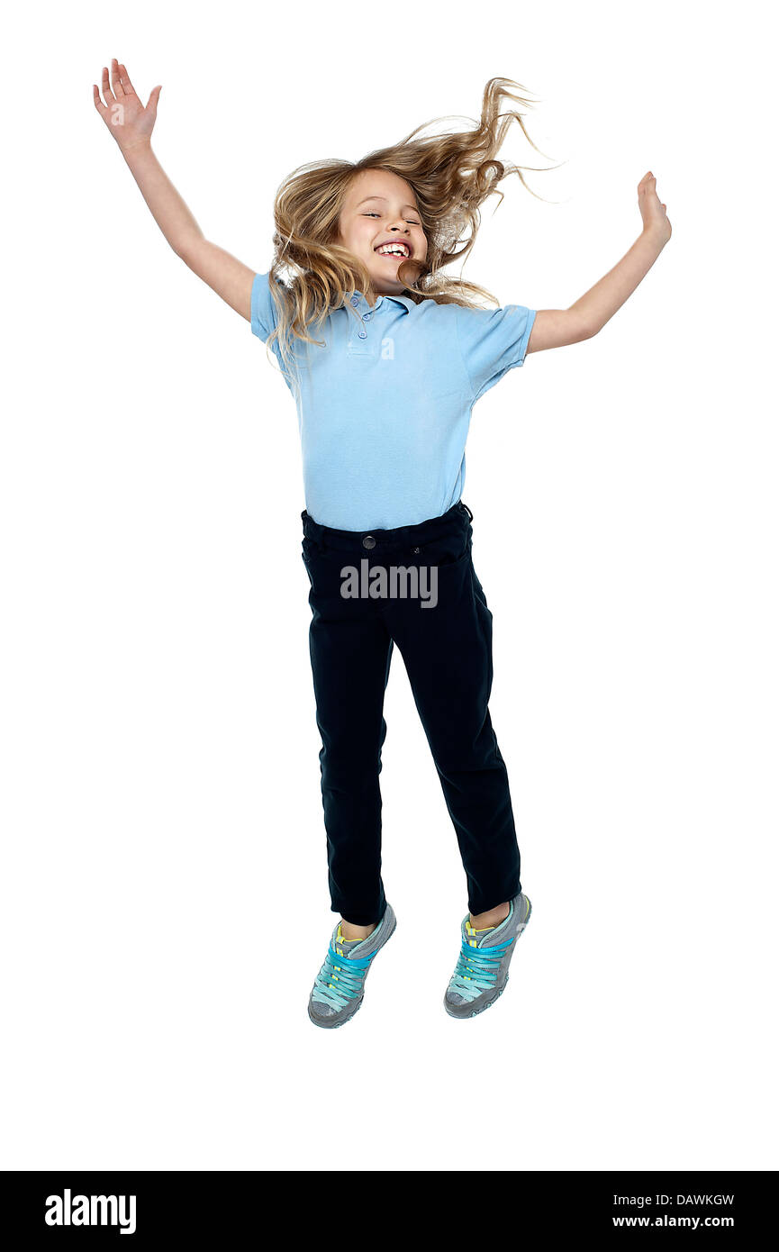 Begeistert junge Mädchen hoch in die Luft springen Stockfoto
