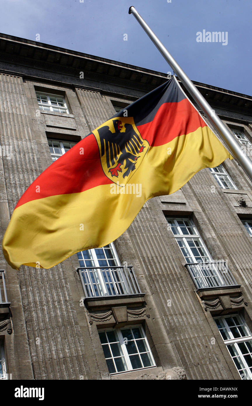 Eine deutsche Flagge wird auf Halbmast vor dem Verteidigungsministerium in Berlin, Deutschland, 20. Mai 2007 festgelegt. Drei deutsche Soldaten starben bei einem Bombenanschlag in Kunduz, Afghanistan auf Samstag, 19. Mai 2007. Foto: Tim Brakemeier Stockfoto