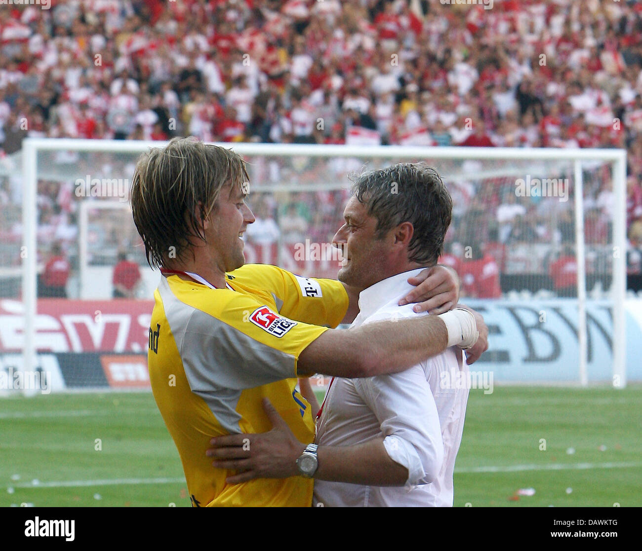 VfB Stuttgart Torwart Timo Hildebrand (L) Und Trainer Armin Veh Umarmen ...