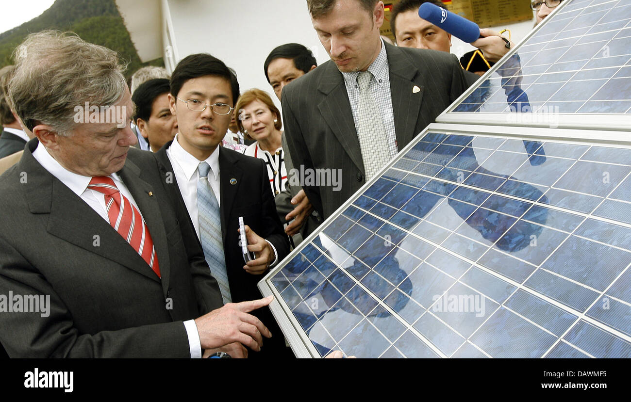 Bundespräsident Horst Köhler (L) und Projektleiter Frank Haugwitz (R) schauen Sie sich ein solar-Gerät in der Nähe von Lijang, China, 23. Mai 2007. Banken, KfW-Gruppe und der Gesellschaft für technische Zusammenarbeit (GTZ) finanziert das Projekt. Köhler und seine Frau Eva Luise sind in China für einen viertägigen Besuch nach einem Besuch in Vietnam vor. Foto: Wolfgang Kumm Stockfoto