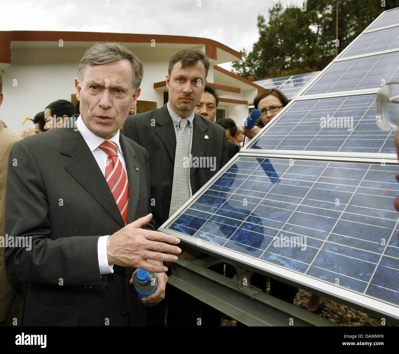 Bundespräsident Horst Köhler (L) und Projektleiter Frank Haugwitz (R) schauen Sie sich ein solar-Gerät in der Nähe von Lijang, China, 23. Mai 2007. Banken, KfW-Gruppe und der Gesellschaft für technische Zusammenarbeit (GTZ) finanziert das Projekt. Köhler und seine Frau Eva Luise sind in China für einen viertägigen Besuch nach einem Besuch in Vietnam vor. Foto: Wolfgang Kumm Stockfoto