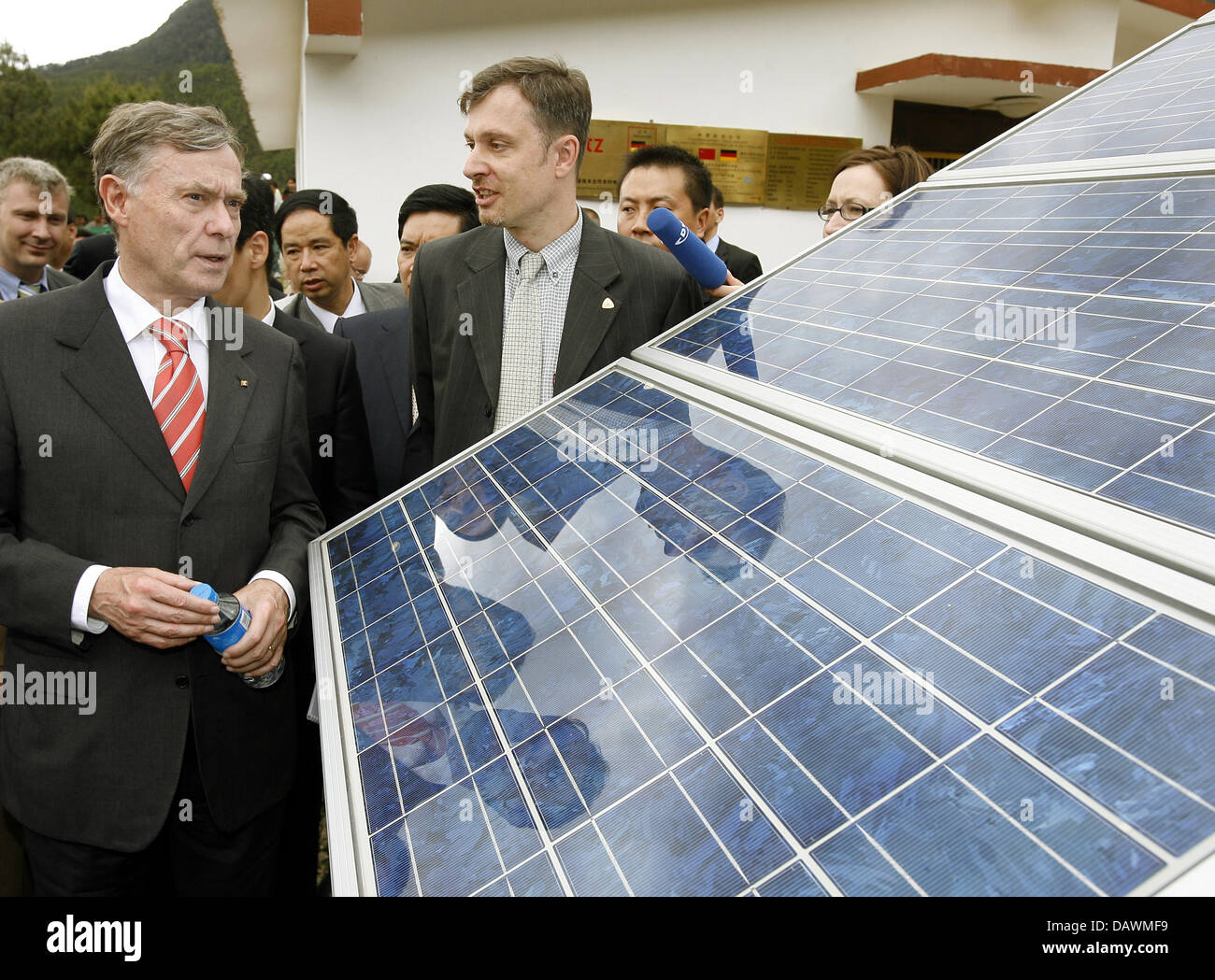 Bundespräsident Horst Köhler (L) und Projektleiter Frank Haugwitz (R) schauen Sie sich ein solar-Gerät in der Nähe von Lijang, China, 23. Mai 2007. Banken, KfW-Gruppe und der Gesellschaft für technische Zusammenarbeit (GTZ) finanziert das Projekt. Köhler und seine Frau Eva Luise sind in China für einen viertägigen Besuch nach einem Besuch in Vietnam vor. Foto: Wolfgang Kumm Stockfoto