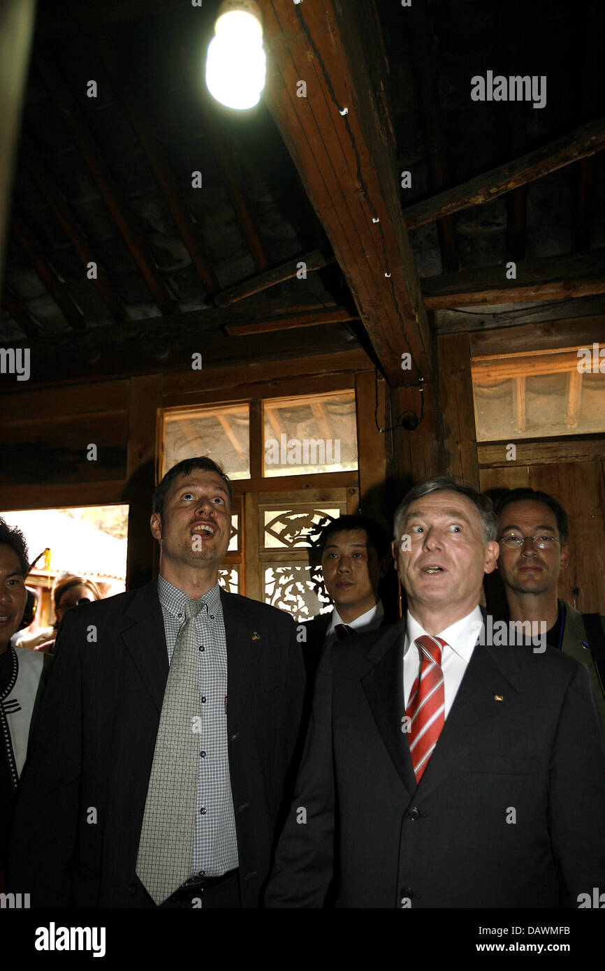 Werfen Sie einen Blick auf eine Energiesparlampe in der Nähe von Lijang, China, 23. Mai 2007, Bundespräsident Horst Koehler (R) und Projektleiter Frank Haugwitz (L). Banken, KfW-Gruppe und der Gesellschaft für technische Zusammenarbeit (GTZ) finanziert das Projekt. Köhler und seine Frau Eva Luise sind in China für einen viertägigen Besuch nach einem Besuch in Vietnam vor. Foto: Wolfgang Kumm Stockfoto
