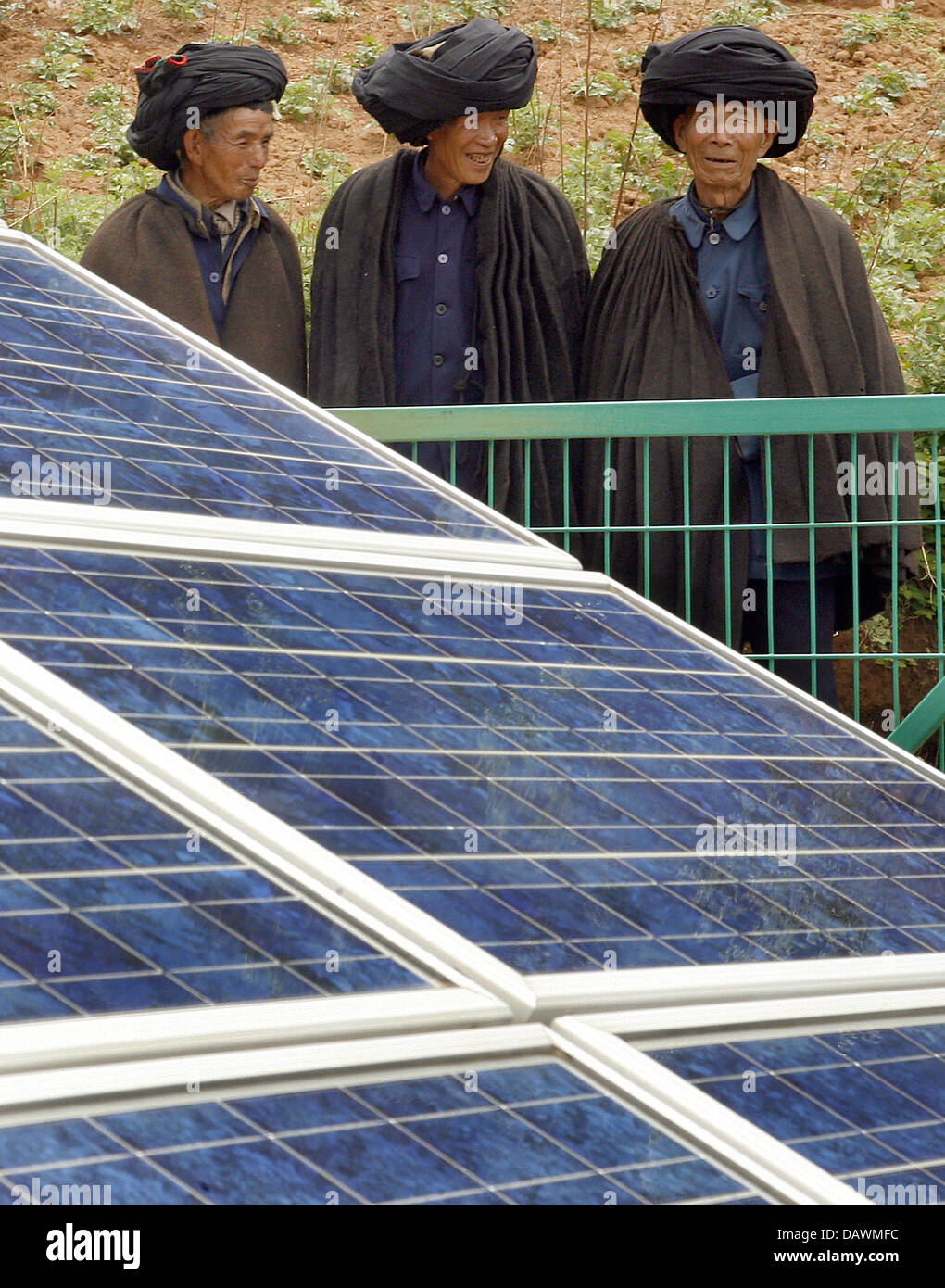 Stadtältesten werfen Sie einen Blick an einem solar-Gerät in der Nähe von Lijang, China, 23. Mai 2007. Banken, KfW-Gruppe und der Gesellschaft für technische Zusammenarbeit (GTZ) finanziert das Projekt. Bundespräsident Horst Köhler und seine Frau Eva Luise sind in China für einen viertägigen Besuch nach einem Besuch in Vietnam vor. Foto: Wolfgang Kumm Stockfoto