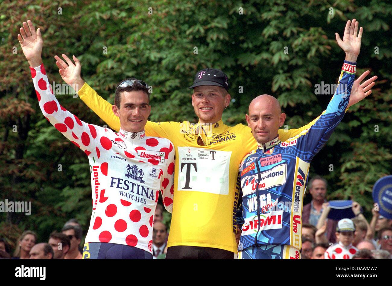 (Dpa-Datei) Die Datei Bild datiert 27. Juli 1997 zeigt das Podium der 1997 Tour de France (L-R) Zweitplatzierten Franzosen Richard Virenque von Festina, Sieger Deutsche Jan Ullrich der Telekom und Drittplatzierten Italiener Marco Pantani Mercatore UNO in Paris, Frankreich. Jan Ullrich wird endlich seine Vergangenheit im Sport, kommentieren wie Ullrich Manager Wolfgang Strohband im deutschen täglich angekündigt Stockfoto