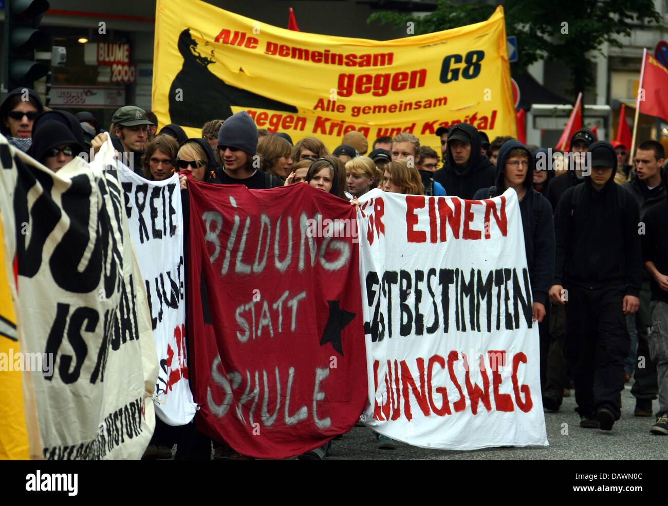 Hunderte von Studenten Kundgebung gegen die Bildungspolitik der G8-Staaten in Hamburg, Germany, 26. Mai 2007. Schüler und Studenten, sondern auch Mitarbeiter in der Wissenschaft Zweig und Globalisierung Kritiker nehmen an die Rally, die den Kick off für eine Reihe von Protestaktionen in Hamburg, ist laut den Organisatoren. Tausende Teilnehmer sind zu einer Kundgebung gegen den Asien-Europa erwartet. Stockfoto