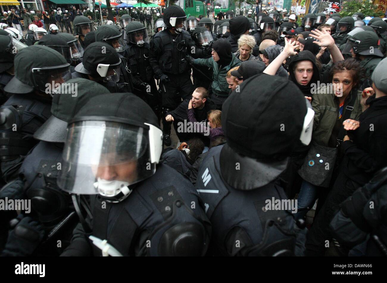 Polizei verhaftet heftig Demonstranten bei einer Protestaktion gegen Asien-Europa-treffen (ASEM) in Hamburg, Deutschland, 28. Mai 2007. Die europäischen und asiatischen Außenminister treffen bei ASEM am 29 Mai Tausende Polizisten die Stadt zu sichern. Foto: Kay Nietfeld Stockfoto