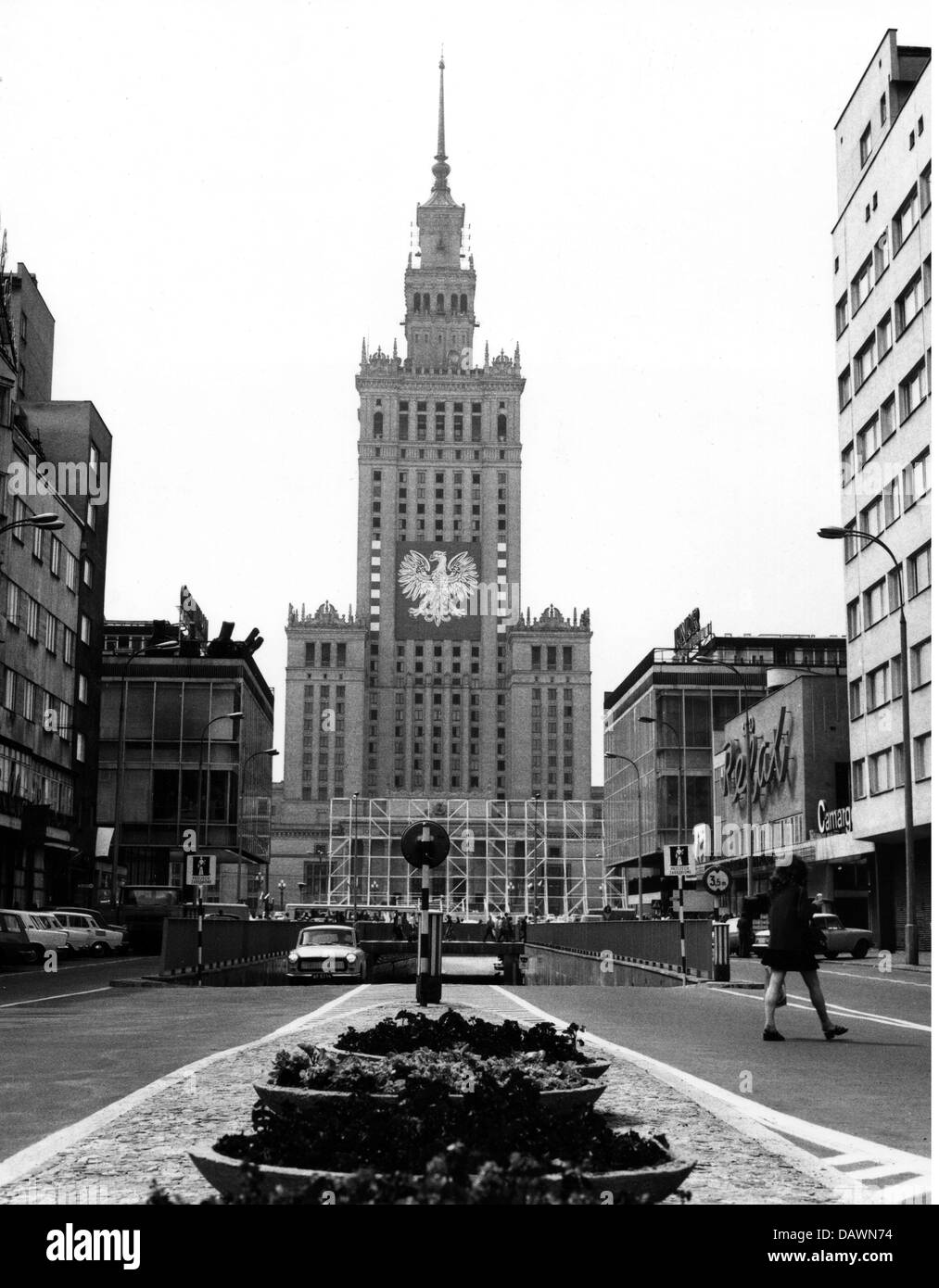 Geographie / Reisen, Polen, Warschau, Gebäude, Kulturpalast und Wissenschaftsgebäude, erbaut 1952 - 1955, Architekt: Lev Rudnev, Foto aufgenommen 1974, Warszawa, Architektur, stalinistische Architektur, Sozialistischer Klassizismus, Kommunist, Hochhaus, Europa, 70er, 70er, 70er, Straßenszene, Szenen, Adler, 20. Jahrhundert, historisch, historisch, Menschen, Additional-Rights-Clearences-not available Stockfoto
