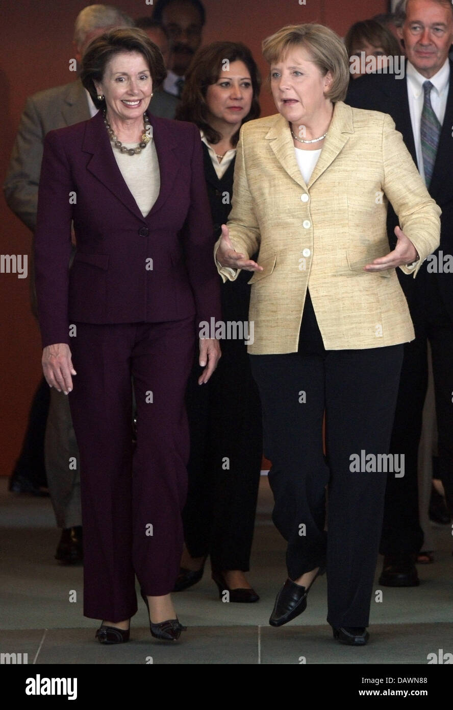 German chancellor Angela Merkel (R) und Lautsprecher von uns Kongress Nancy Pelosi (L) ankommen, geben eine Erklärung an die Presse in Berlin, Deutschland, 29. Mai 2007. Eine Woche vor dem G8-Gipfel auf 06 bis 08 Juni das Treffen wird voraussichtlich ein Signal für den Klimaschutz, zeichnen ein Thema, das ist eine wichtige Ausgabe zwischen den deutschen und amerikanischen Regierungen. Pelosi ist der oppositionellen Demokraten. Phot Stockfoto