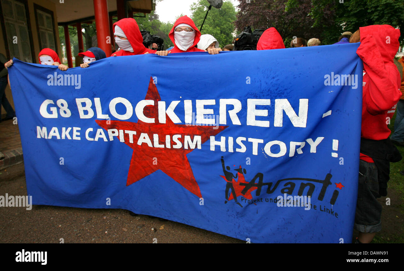 Die G8-Oppositionsgruppe "Investierter Block G8" zeigt seine Straße Blockade Taktiken in Bad Doberan, Deutschland, 29. Mai 2007. Die Organisation plant, den Staats-und Regierungschefs der G8 durch Massenblockaden die Zufahrtsstraßen in das Tagungshotel sowie einen Bereich innerhalb des Sicherheitszauns zu behindern. Foto: Bernd Wuestneck Stockfoto