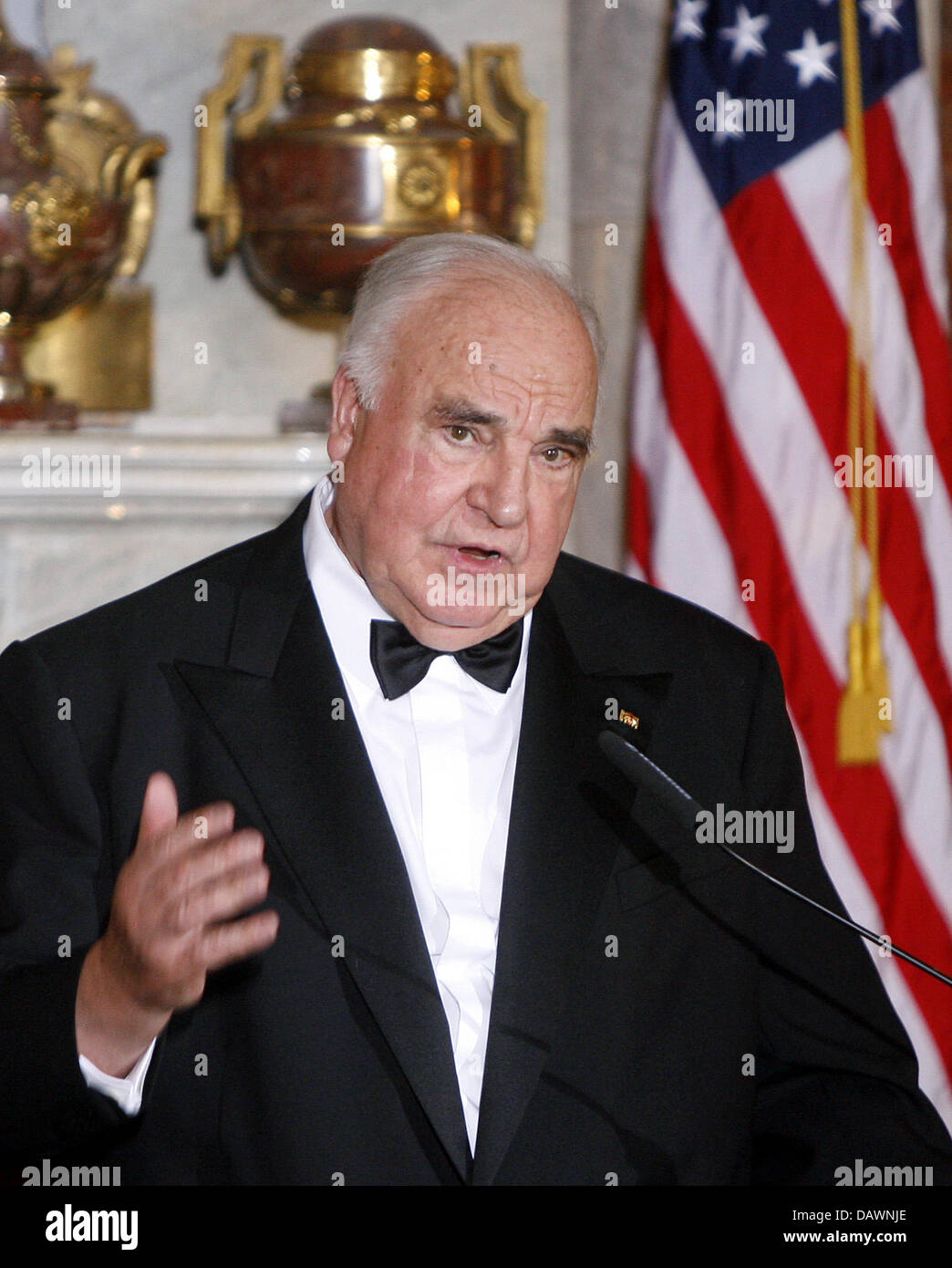 Der ehemalige deutsche Bundeskanzler Helmut Kohl spricht bei der Preisverleihung von dem "Eric M. Warburg Award 2007" für die US-Außenministerin Condoleezza Rice in Potsdam, Deutschland, 31. Mai 2007. Foto: Michael Sohn Stockfoto