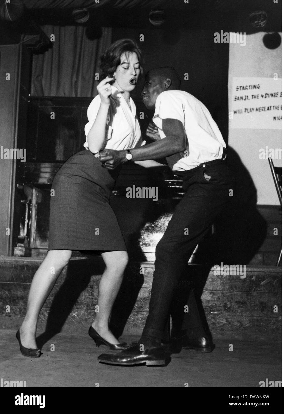 Nachkriegsperiode, die Besatzungstruppen, deutsche Tänzerin mit afroamerikanischen GI, Birdland Club, München, Ende Januar 1961, zusätzliche-Rechte-Clearences-nicht verfügbar Stockfoto