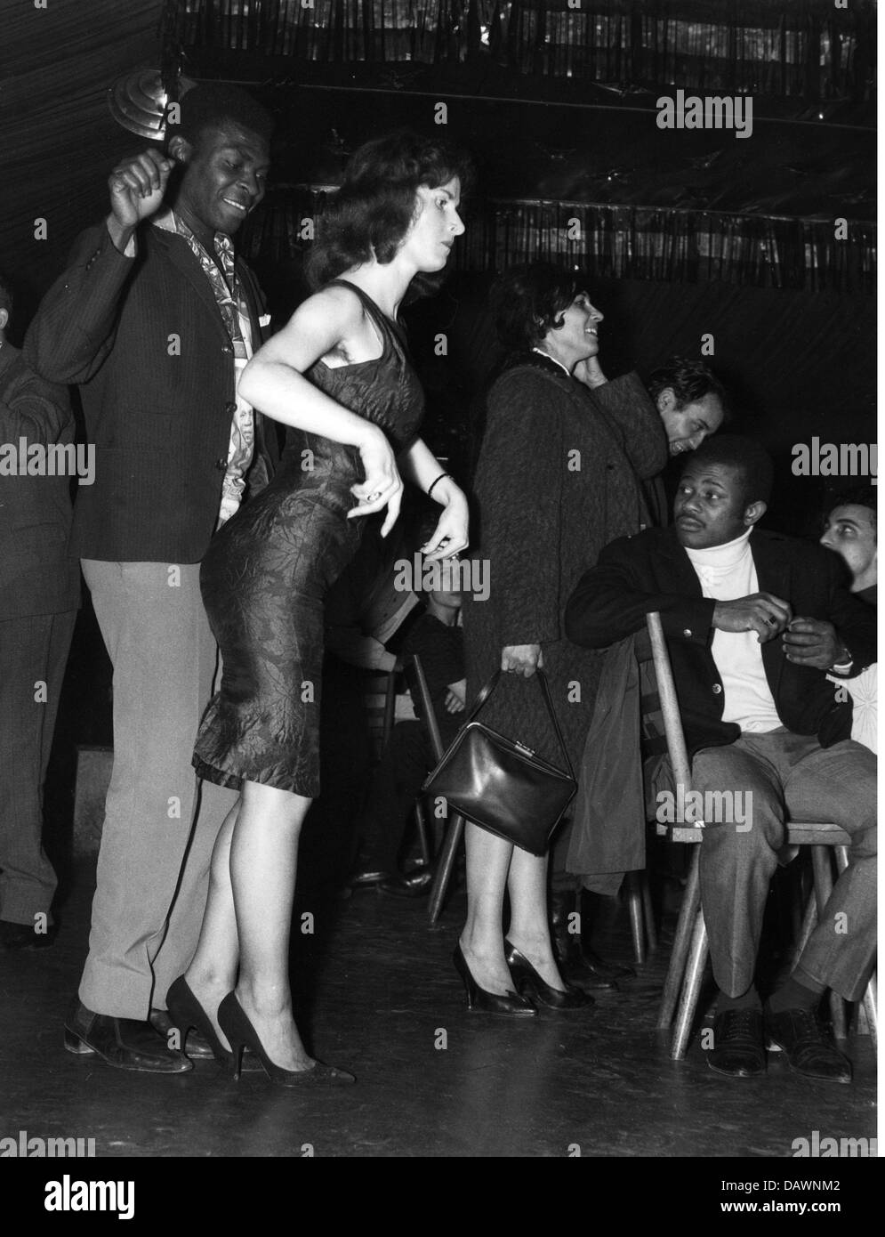 Nachkriegsperiode, die Besatzungstruppen, Frau tanzt mit afroamerikanischen, Tabarin Club, München, Deutschland, 1962, Zusatzrechte-Clearences-nicht verfügbar Stockfoto