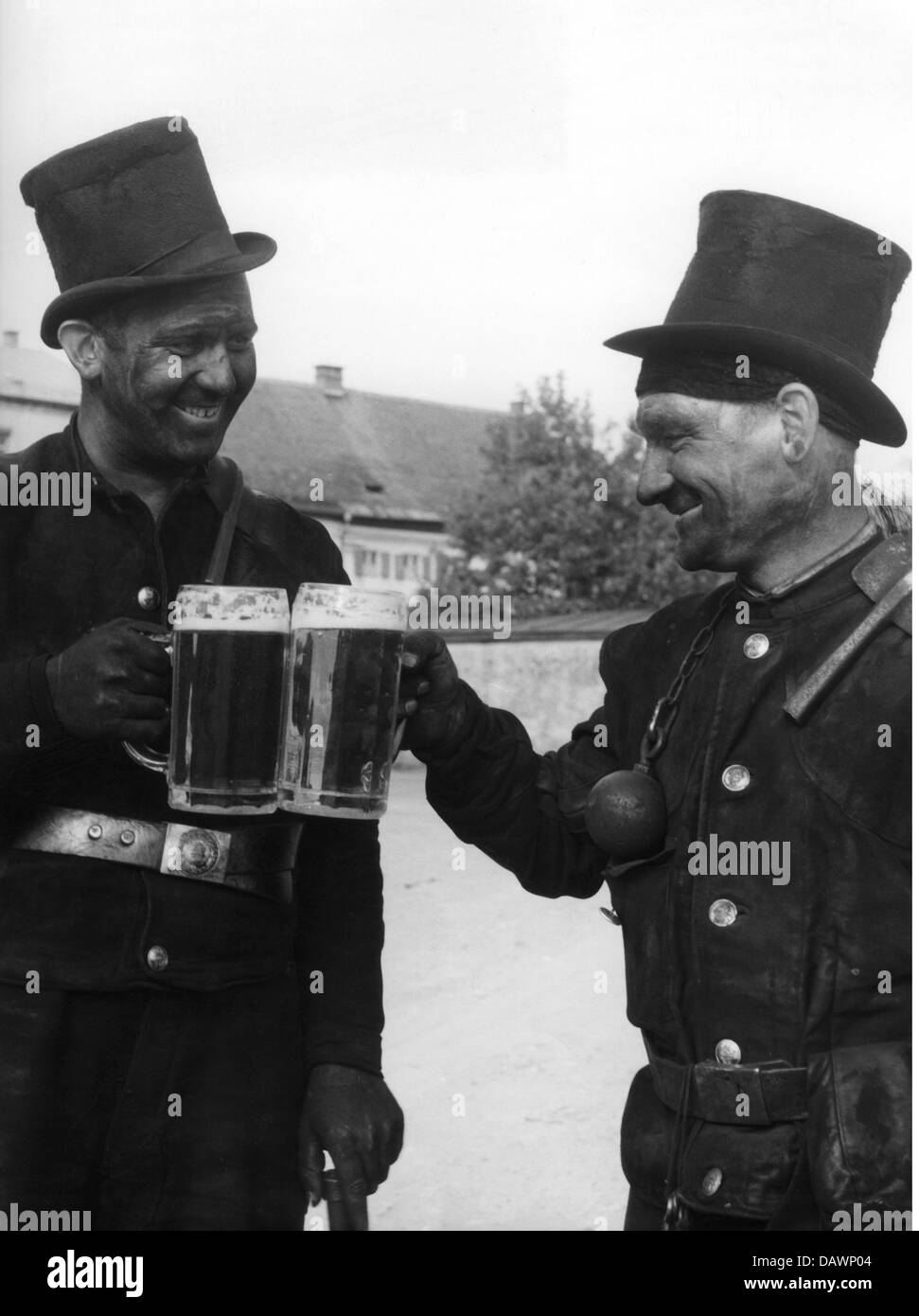 Menschen, Berufe, Schornsteinfeger, zwei Schornsteinfeger trinken Bier, Westdeutschland, 1960, Zusatzrechte-Clearences-nicht vorhanden Stockfoto