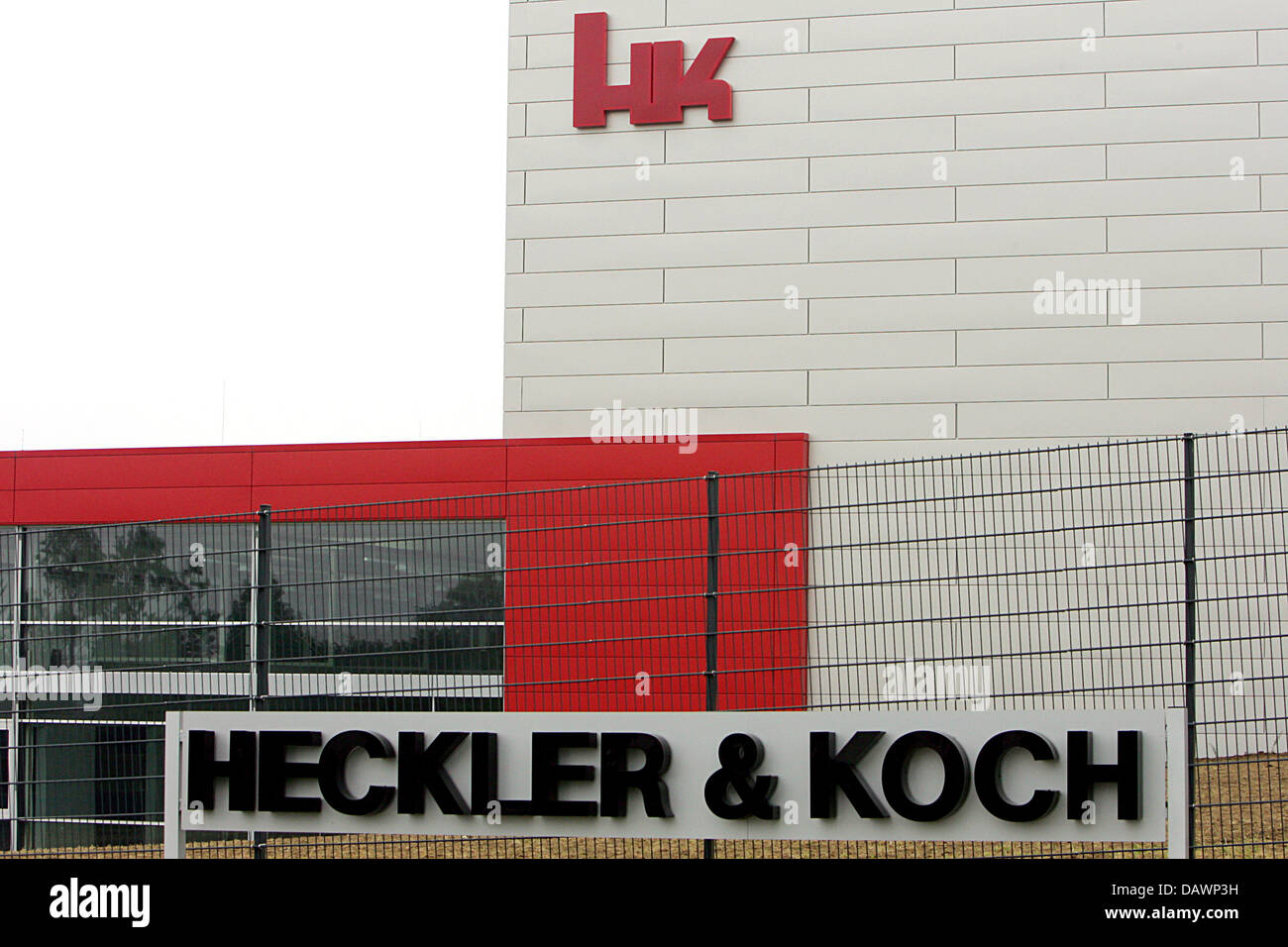 Das Foto zeigt das Logo des Unternehmens und Werk des deutschen  Waffen-Herstellers "Heckler & Koch GmbH" in Oberndorf am Neckar,  Deutschland, 2. Juni 2007. 700 Mitarbeiter und erwirtschaftet einen Umsatz  von 110