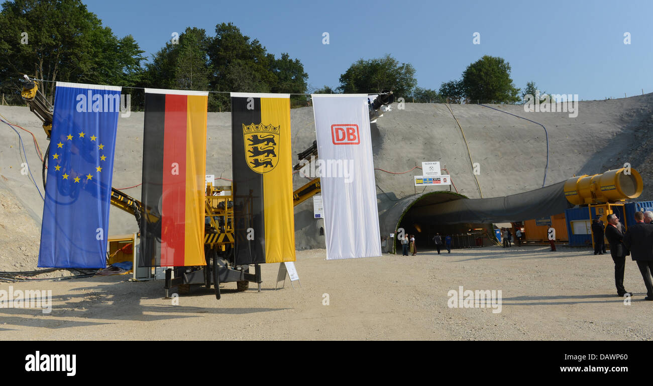 Blick auf die Baugrube für den Steinbühl-Tunnel in der Nähe von Hohenstadt, Deutschland, 19. Juli 2013. Die 4,8 km lange ist Tunnel der erste entlang der neuen Strecke gebaut werden. Die Frau von dem deutschen Verkehrsminister, Susanne, fungiert als Patin des neuen Tunnels. Foto: FRANZISKA KRAUFMANN Stockfoto