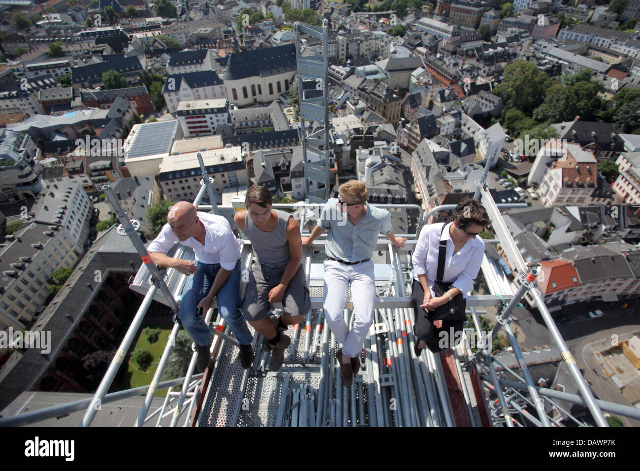 Journalisten und Mitarbeiter warten auf den Beginn einer Presse-Sitzung auf dem Gerüst an der Spitze der Kathedrale in Mainz, Deutschland, 19. Juli 2013. Das riesige Projekt zu ersetzen, der Turm der Mainzer Dom hat ohne Probleme abgeschlossen. Die neu vergoldeten Wetterhahn enthält auch neue Dokumente mit Informationen über die Renovierungen der Kirche. Foto: FREDRIK VON ERICHSEN Stockfoto