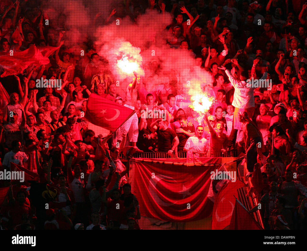 Türkische Fußball-Fans brennenden Feuer arbeitet bei der Signal Iduna Park in Dortmund, Deutschland im Bild 5. Juni 2007. Das Spiel endete 0: 0. Foto: Achim Scheidemann +++(c) Dpa - Bericht +++ Stockfoto