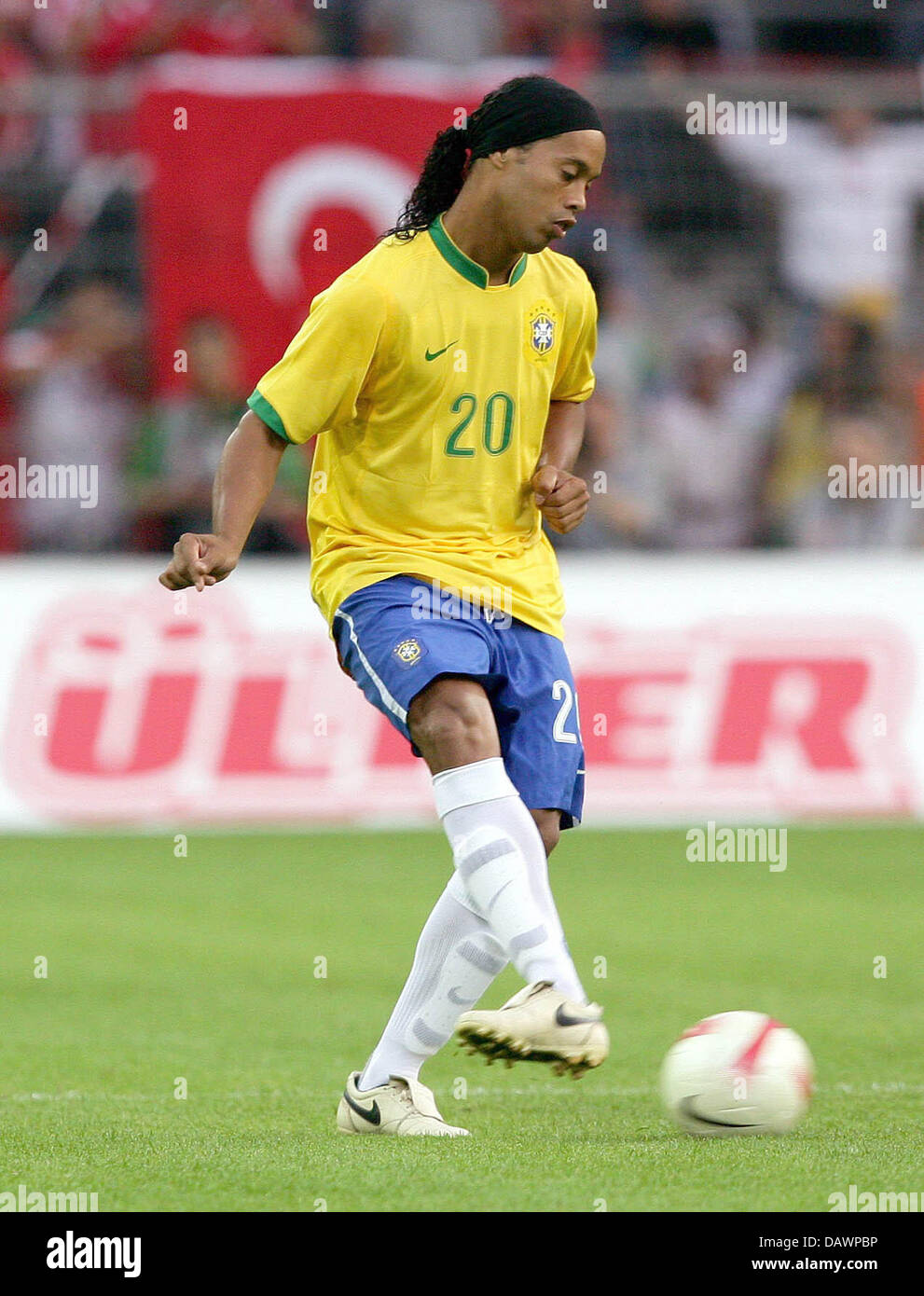 Brasilianische Stürmer Ronaldinho im Bild mit dem Ball im Signal Iduna Park in Dortmund, Deutschland 5. Juni 2007. Das Spiel endete 0: 0. Foto: Achim Scheidemann Stockfoto