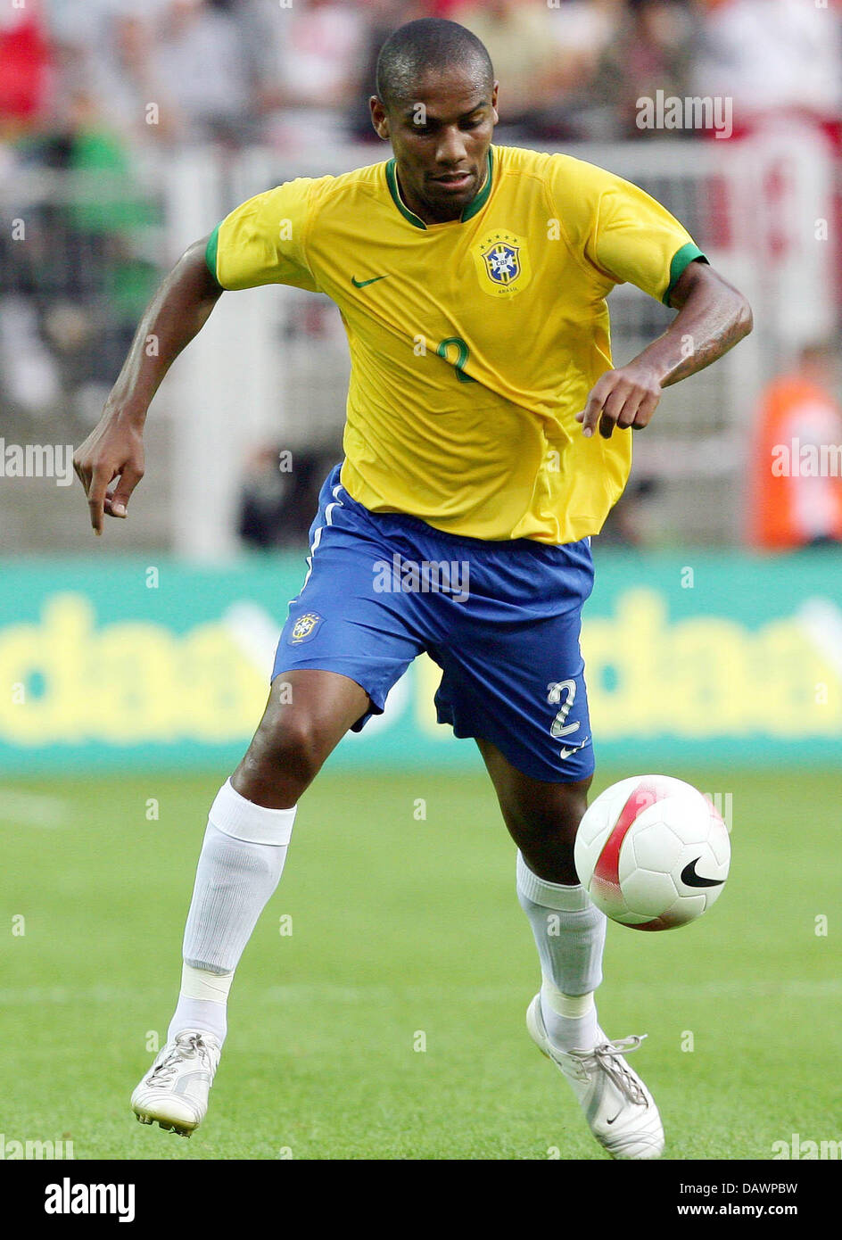 Brasilianische Verteidiger Maicon abgebildet mit dem Ball im Signal Iduna Park in Dortmund, Deutschland 5. Juni 2007. Das Spiel endete 0: 0. Foto: Achim Scheidemann Stockfoto