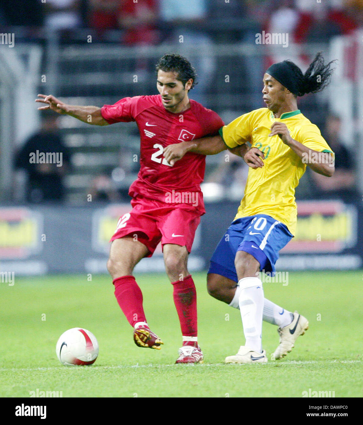 Brasilianische Fußball-Superstar Ronaldinho befasst sich mit türkischen Verteidiger Hamit Altintop im Signal Iduna Park in Dortmund, Deutschland 5. Juni 2007. Das Spiel endete 0: 0. Foto: Achim Scheidemann Stockfoto