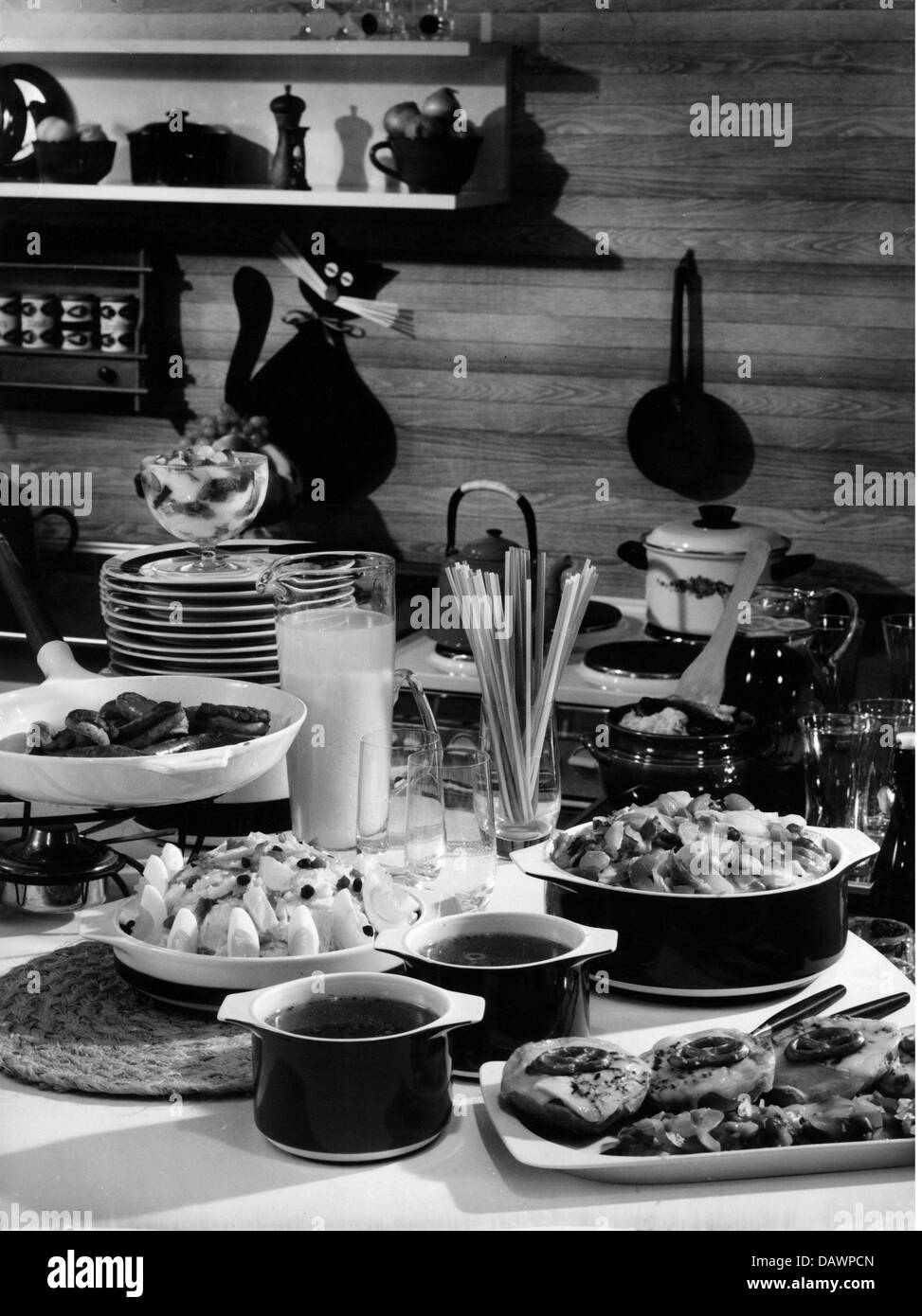 Essen, Tisch bereit mit Vorspeisen und Getränken, ca. 1950er Jahre, zusätzliche-Rights-Clearences-nicht verfügbar Stockfoto